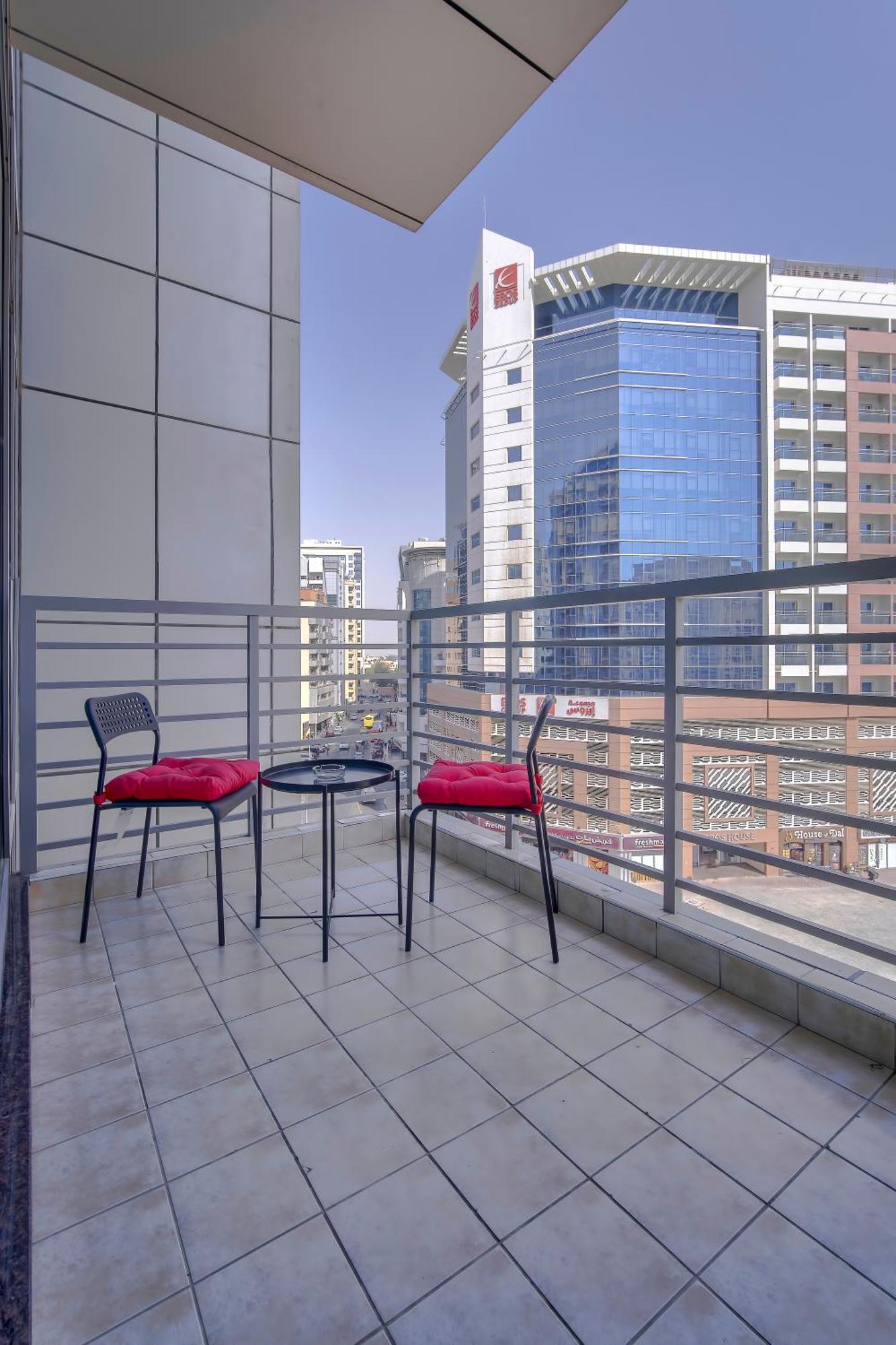 Deluxe One Bedroom Apartment Balcony,1555454989:JPEG